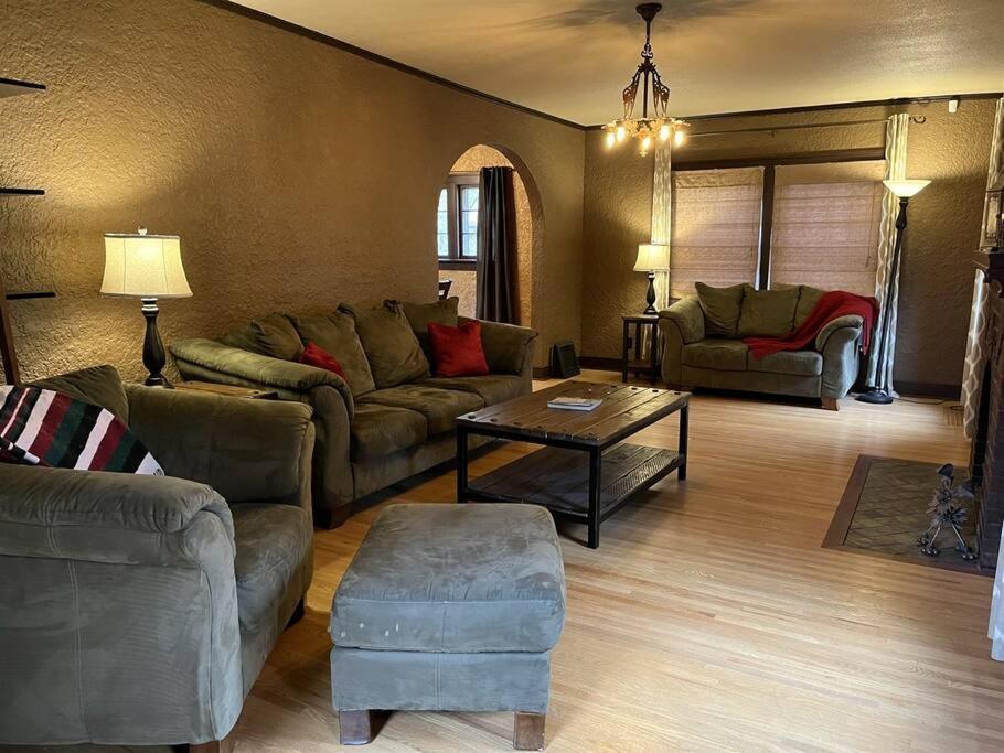 Historic Twin Tudors Inn Sioux Falls Esterno foto
