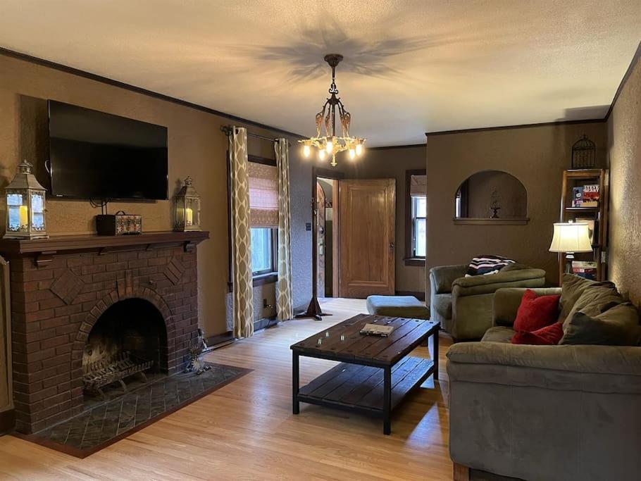 Historic Twin Tudors Inn Sioux Falls Esterno foto
